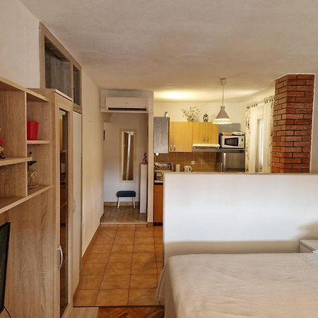 Studio Apartment Riva Sumartin Exteriör bild